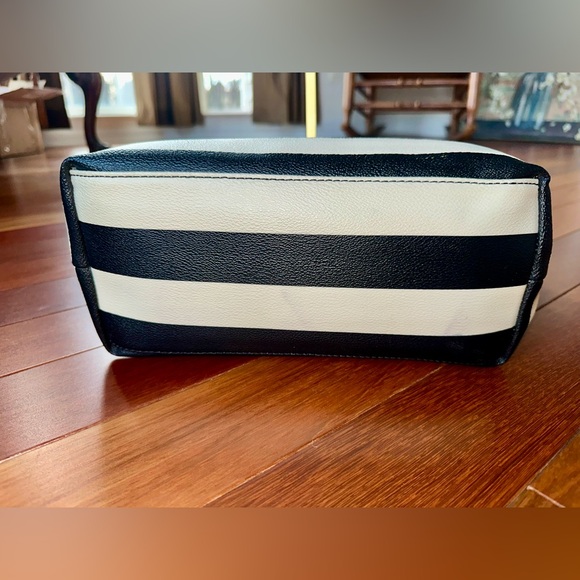 LOW START Kate Spade leather Tote with Bi-Fold Wallet Included! - Picture 10 of 14